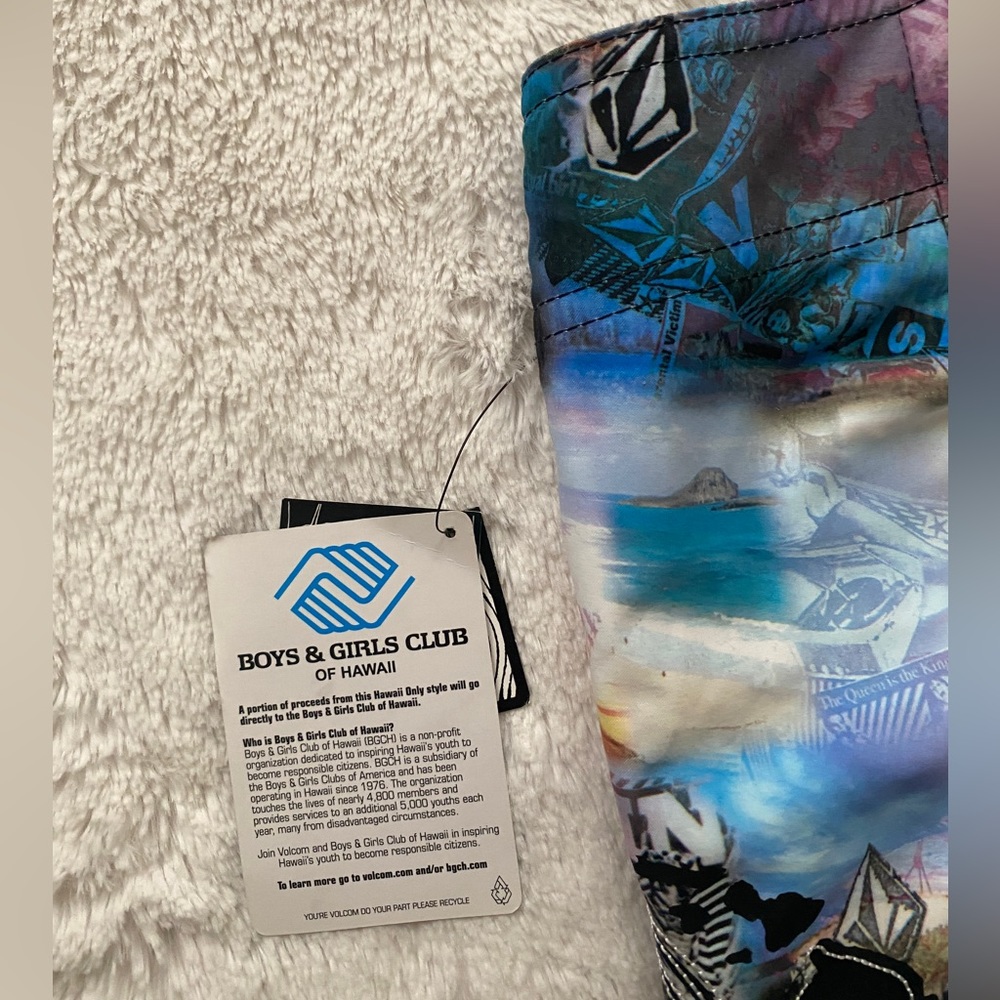 Volcom Swim/Board Shorts - Picture 6 of 10